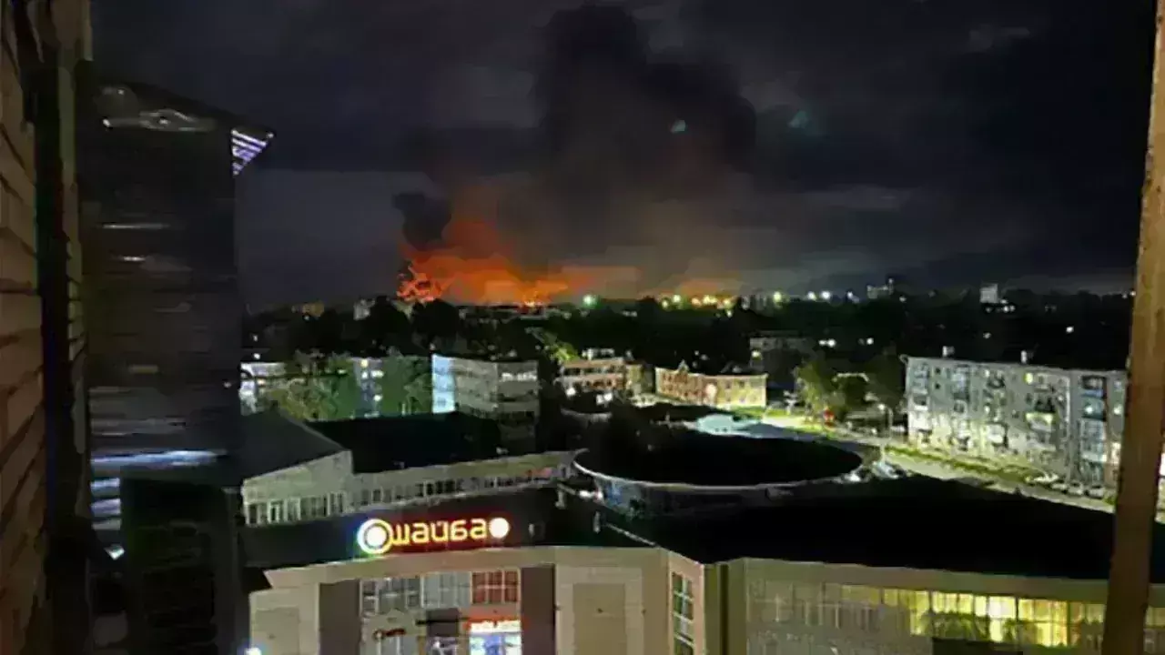 Russia: రష్యాపై ఉక్రెయిన్ అతి పెద్ద డ్రోన్ల దాడి.. Russia: రష్యాపై ఉక్రెయిన్ అతి పెద్ద డ్రోన్ల దాడి..