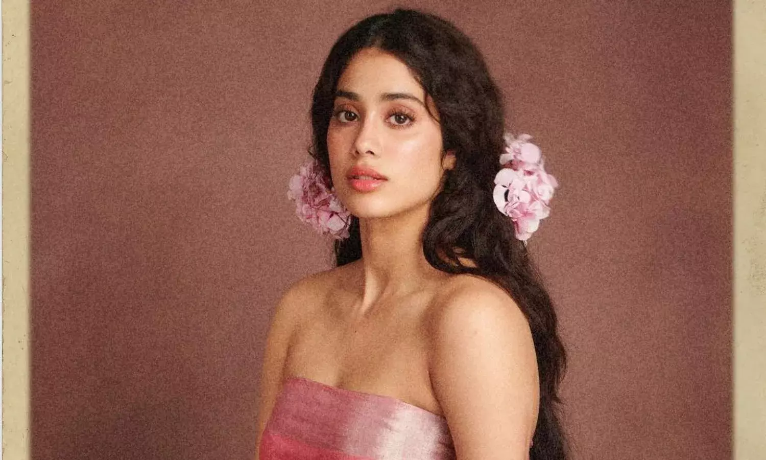Janhvi Kapoor : ఎరుపు రంగు చీరలో మతిపోగొడుతున్న బాలీవుడ్ బ్యూటీ