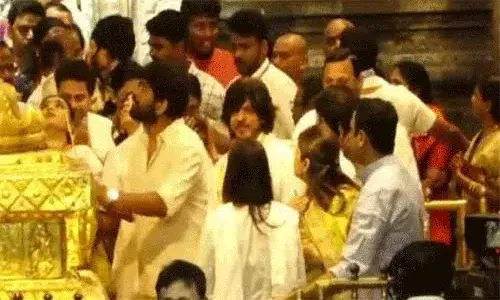 తిరుపతిలో జవాన్ టీమ్.. శ్రీవారిని దర్శించుకున్న షారుఖ్ తిరుపతిలో జవాన్ టీమ్.. శ్రీవారిని దర్శించుకున్న షారుఖ్