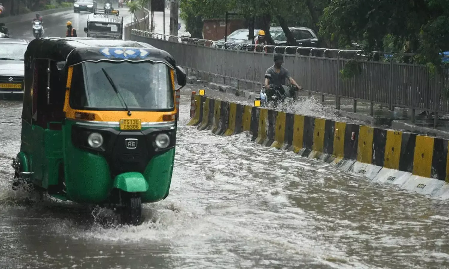 భారీ వర్షాలు.. బడులకు శెలవు భారీ వర్షాలు.. బడులకు శెలవు