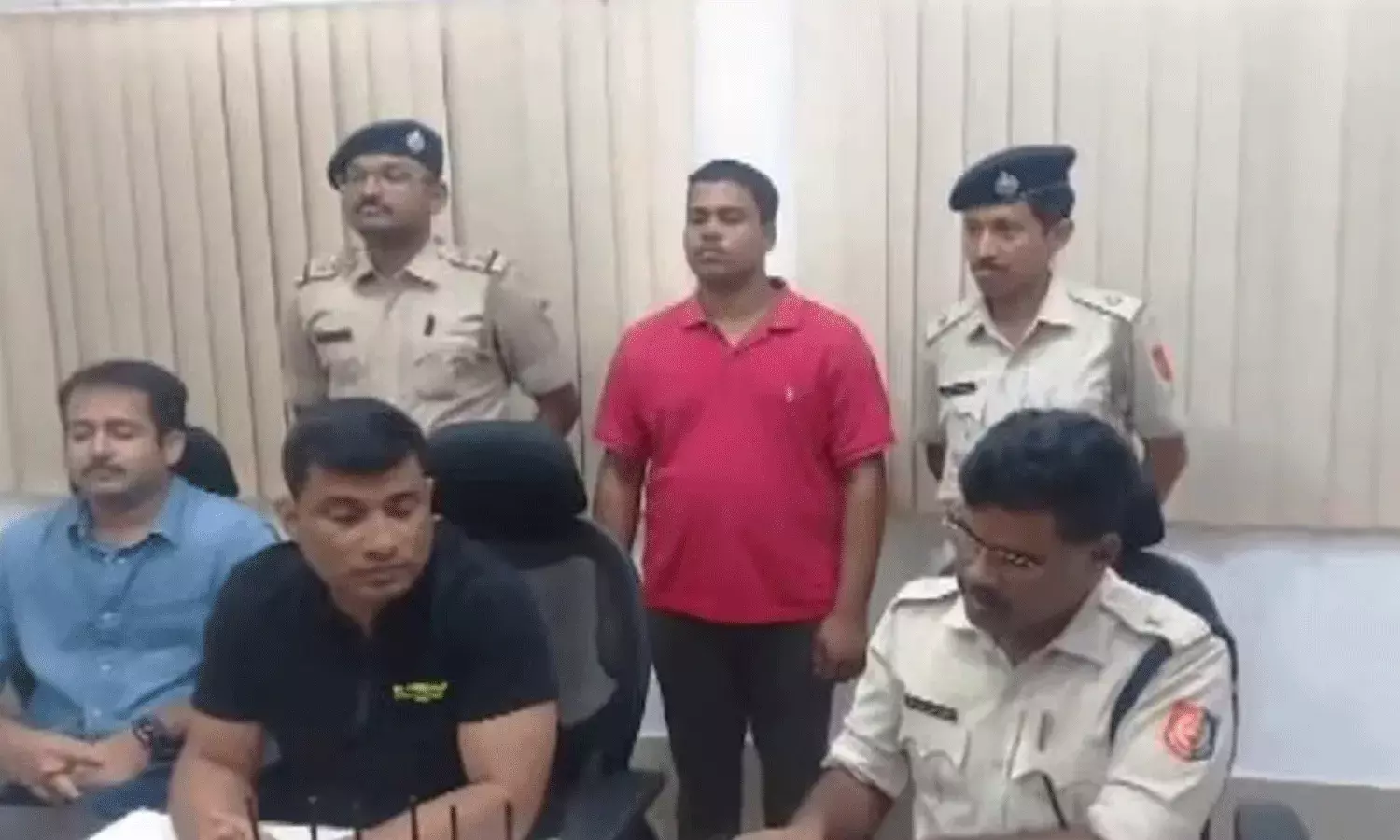 చదివింది ఎనిమిది.. యూట్యూబ్ చూసి బ్యాంకు దోపిడీ చదివింది ఎనిమిది.. యూట్యూబ్ చూసి బ్యాంకు దోపిడీ