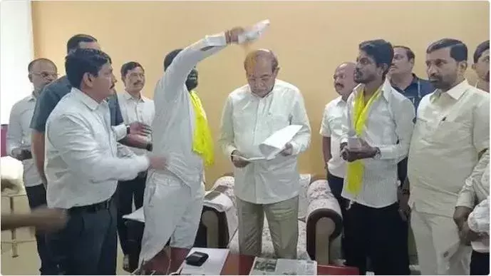 MAHARASTRA: అందరి మధ్య మంత్రిపై పసుపు చల్లిన వ్యక్తి MAHARASTRA: అందరి మధ్య మంత్రిపై పసుపు చల్లిన వ్యక్తి