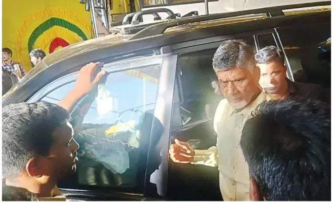 CBN ARREST: మాజీ సీఎం చంద్రబాబు అరెస్ట్.. అనుక్షణం హైటెన్షన్ CBN ARREST: మాజీ సీఎం చంద్రబాబు అరెస్ట్.. అనుక్షణం హైటెన్షన్