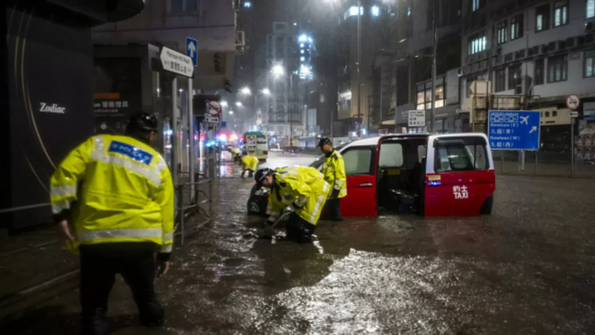 Hong Kong Rains: దంచికొట్టిన భారీ వర్షాలు Hong Kong Rains: దంచికొట్టిన భారీ వర్షాలు