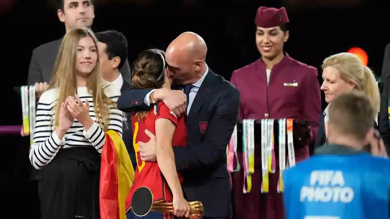 Spain soccer chief : ముద్దుకు మూల్యం