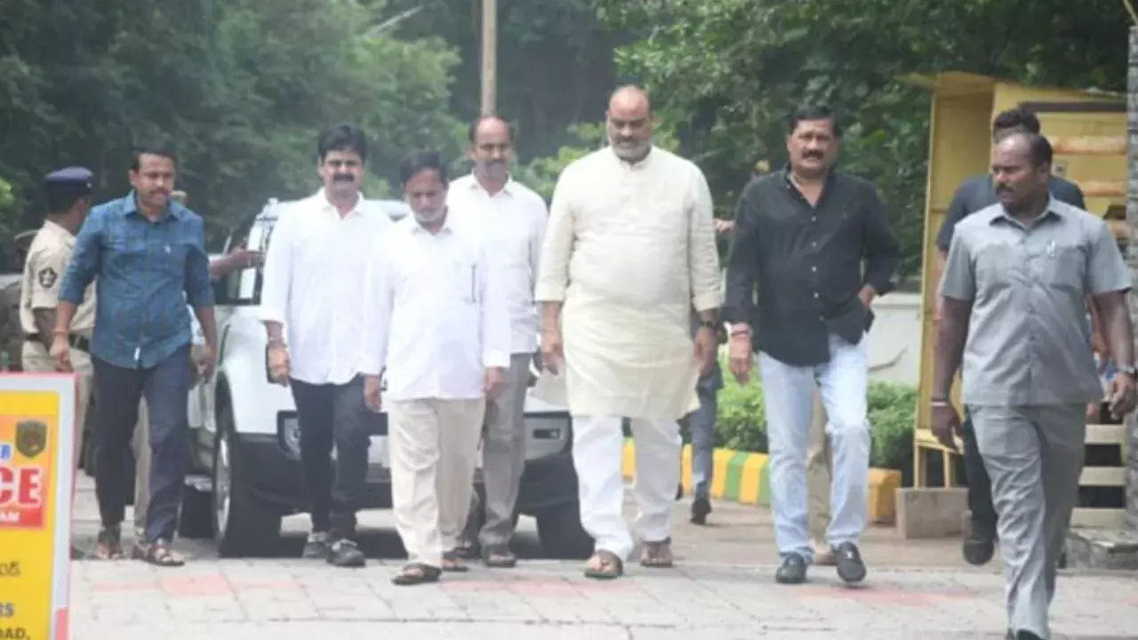 CBN ARREST: చంద్రబాబు అరెస్ట్ విషయం తెలియదన్న గవర్నర్ CBN ARREST: చంద్రబాబు అరెస్ట్ విషయం తెలియదన్న గవర్నర్