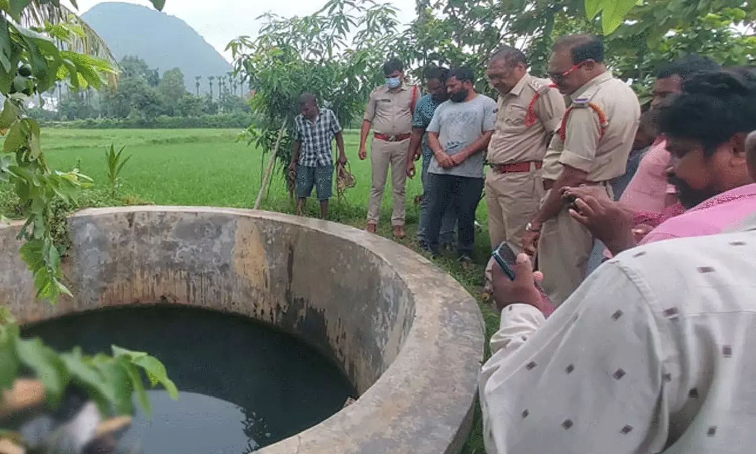 కుమార్తెతో సహా భార్యాభర్తలు బావిలో దూకి.. కుమార్తెతో సహా భార్యాభర్తలు బావిలో దూకి..