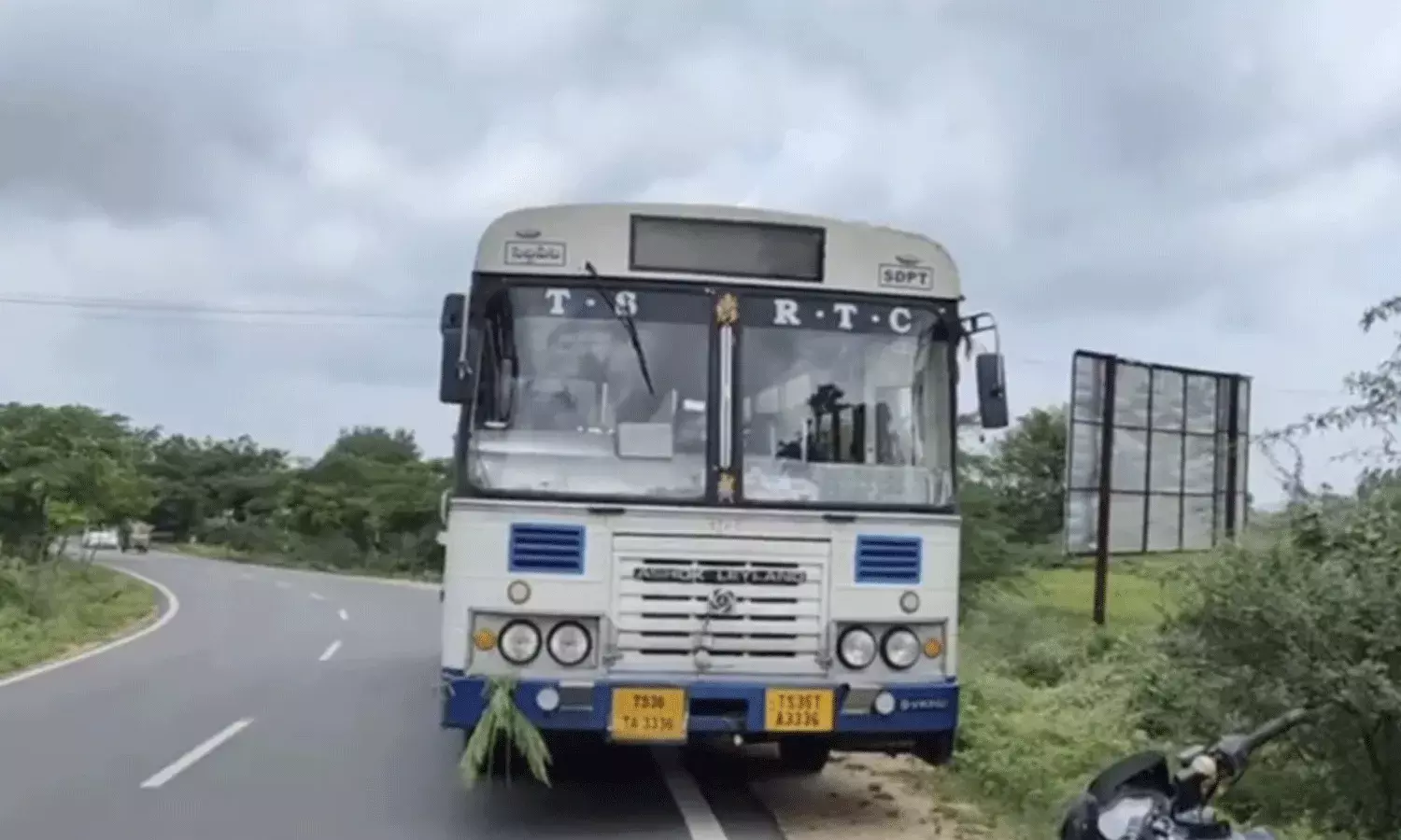 ఏకంగా ఆర్టీసీ బస్సునే చోరీ.. దొంగ చేసిన ఘనకార్యం.. ఏకంగా ఆర్టీసీ బస్సునే చోరీ.. దొంగ చేసిన ఘనకార్యం..