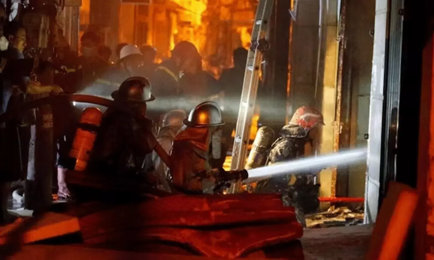 అపార్ట్మెంట్లో అగ్నిప్రమాదం.. 50 మందికి పైగా మృతి అపార్ట్మెంట్లో అగ్నిప్రమాదం.. 50 మందికి పైగా మృతి