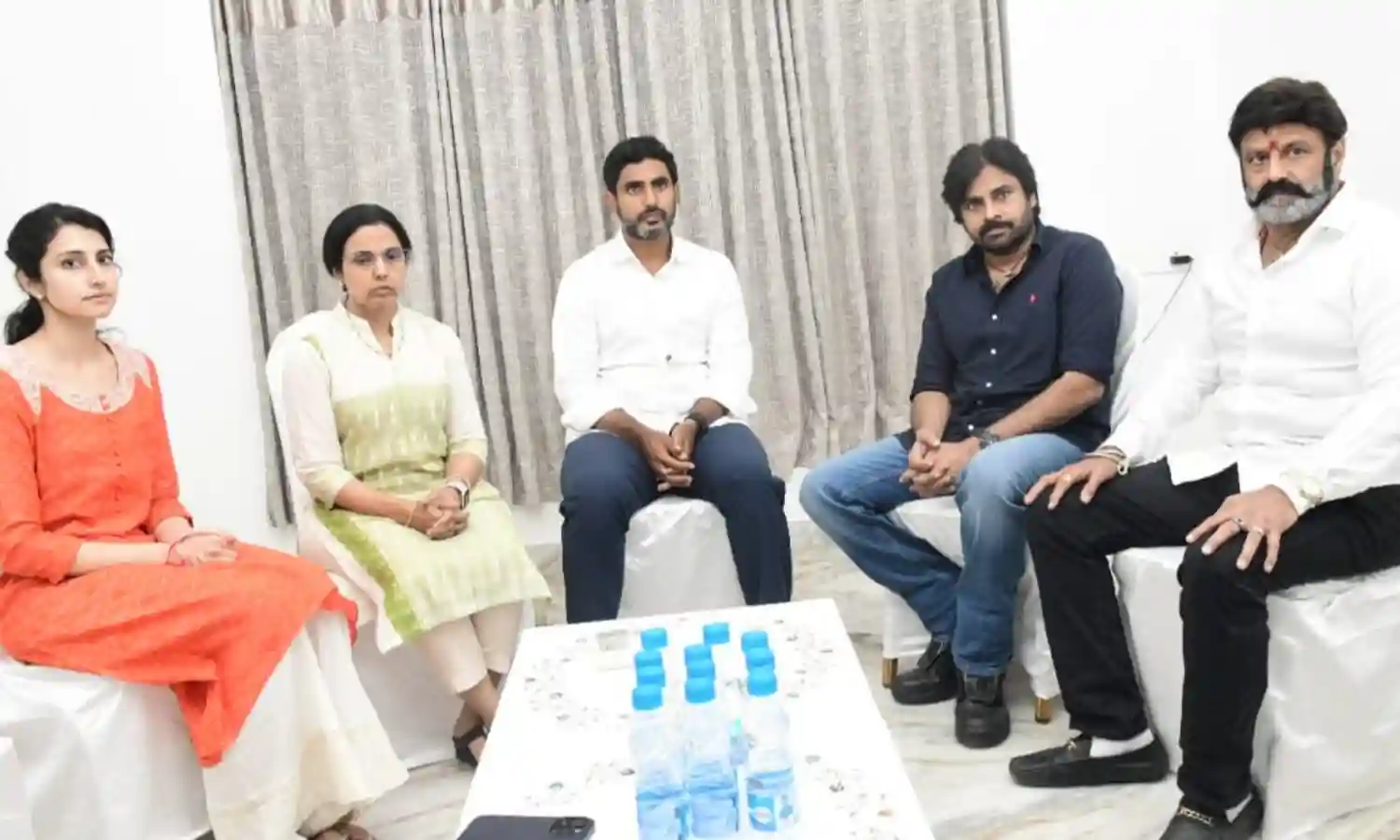 PAWAN: భువనేశ్వరి, బ్రాహ్మణిలకు పవన్ పరామర్శ PAWAN: భువనేశ్వరి, బ్రాహ్మణిలకు పవన్ పరామర్శ