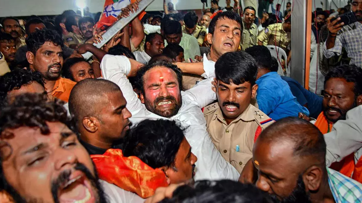 KISHAN REDDY: కొనసాగుతున్న కిషన్రెడ్డి దీక్ష KISHAN REDDY: కొనసాగుతున్న కిషన్రెడ్డి దీక్ష