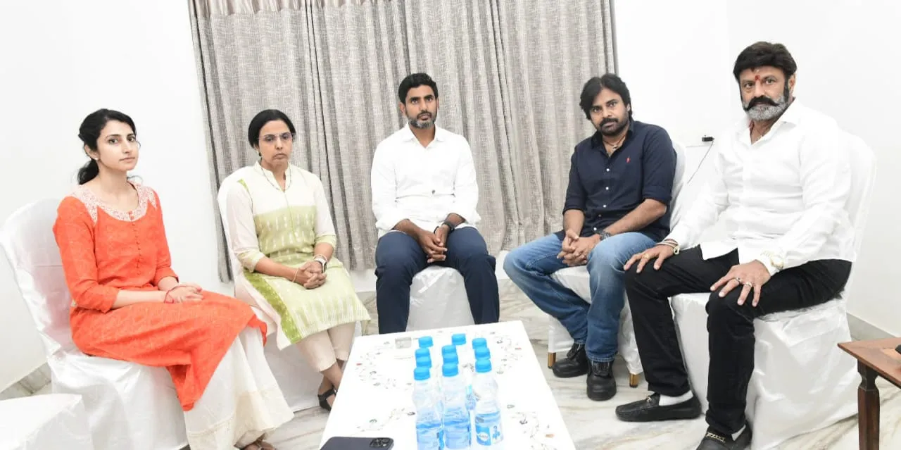 PAWAN: భువనేశ్వరి, బ్రాహ్మణిలకు పవన్ పరామర్శ PAWAN: భువనేశ్వరి, బ్రాహ్మణిలకు పవన్ పరామర్శ