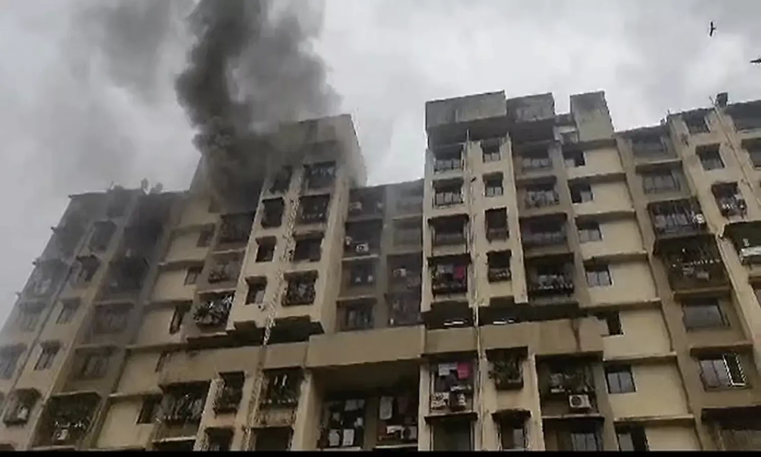 12 అంతస్థుల భవనంలో భారీ అగ్నిప్రమాదం.. 39 మందికి గాయాలు 12 అంతస్థుల భవనంలో భారీ అగ్నిప్రమాదం.. 39 మందికి గాయాలు