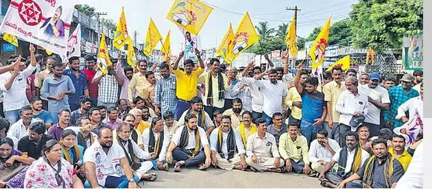 BABU ARREST: ఓవైపు నిరసనలు.. మరోవైపు పూజలు BABU ARREST: ఓవైపు నిరసనలు.. మరోవైపు పూజలు