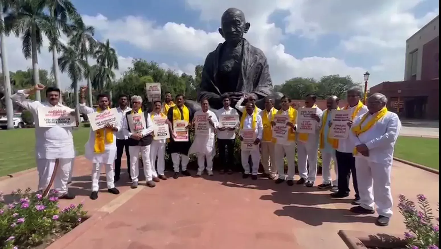 PARLIAMENT: పార్లమెంట్‌ ఆవరణలో టీడీపీ ఆందోళన