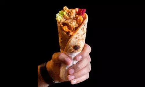 చికెన్ షవర్మా తిని యువతి మృతి.. చికిత్స పొందుతున్న మరో 13 మంది వైద్య విద్యార్థులు చికెన్ షవర్మా తిని యువతి మృతి.. చికిత్స పొందుతున్న మరో 13 మంది వైద్య విద్యార్థులు