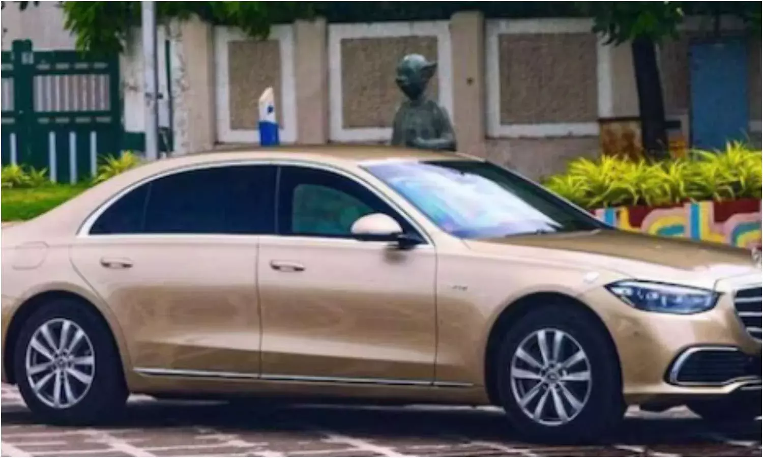 Mukesh Ambani Convoy : ముఖేష్ అంబానీ కొత్త బుల్లెట్ ప్రూఫ్ కారు రూ. 10 కోట్లు Mukesh Ambani Convoy : ముఖేష్ అంబానీ కొత్త బుల్లెట్ ప్రూఫ్ కారు రూ. 10 కోట్లు