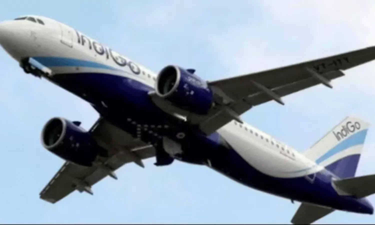 విమానంలో ప్రయాణిస్తూ ఎమర్జెన్సీ డోర్ తెరిచిన ప్రయాణికుడు