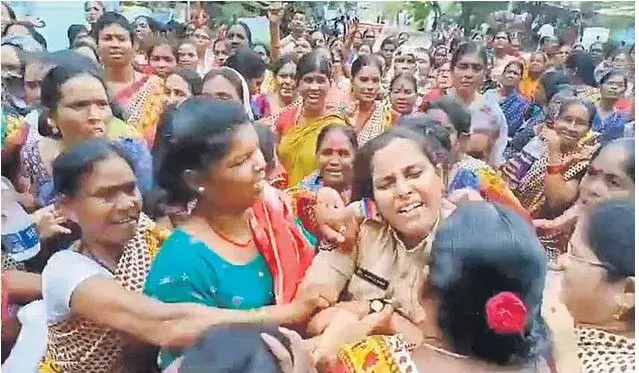 ANGANWADI PROTEST: అంగన్‌వాడీల ఆందోళన ఉద్రిక్తం