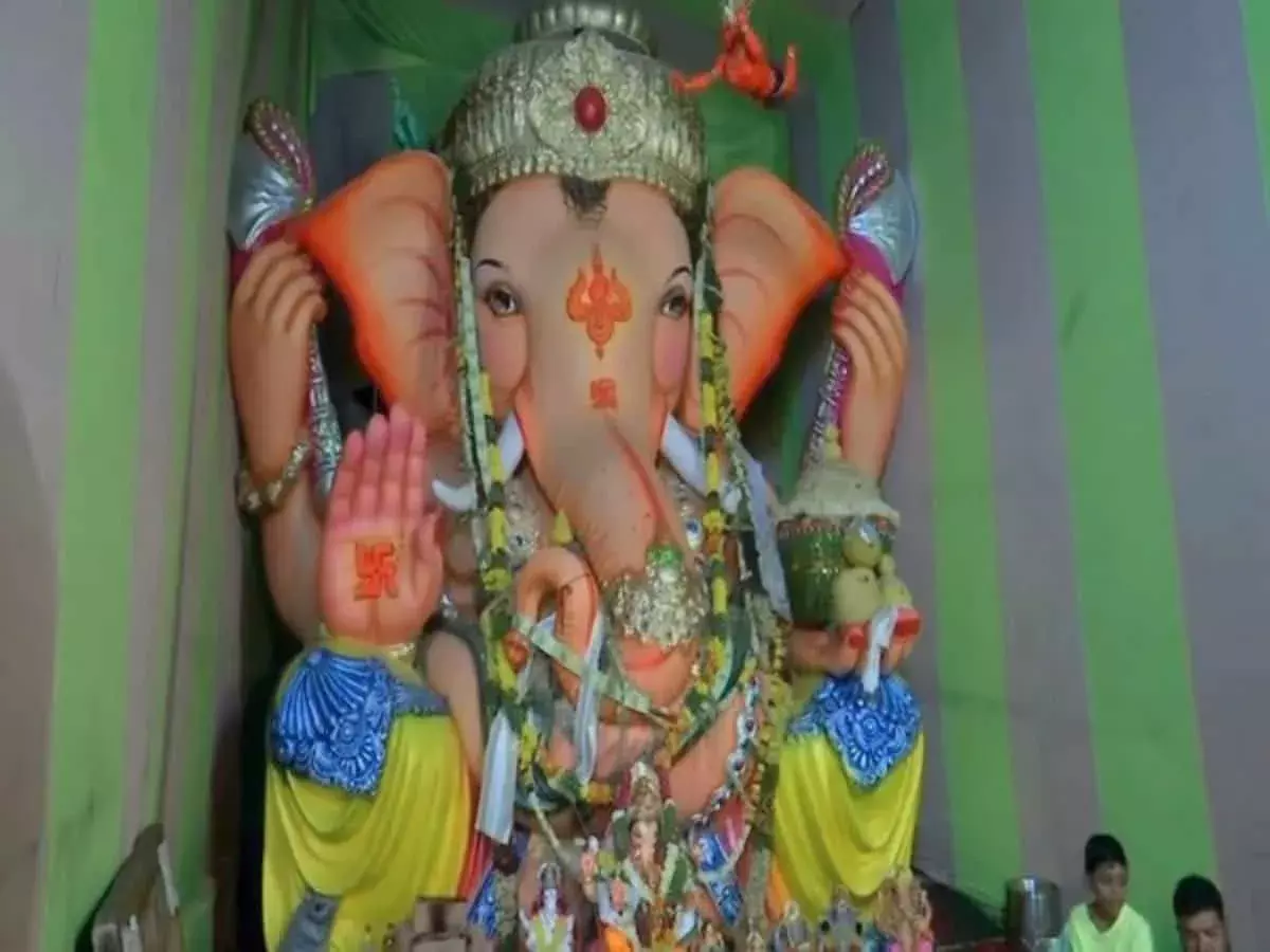 Ganesh Pandal : పోలింగ్ బూత్‌ను తలపిస్తోన్న గణేష్ పండల్‌