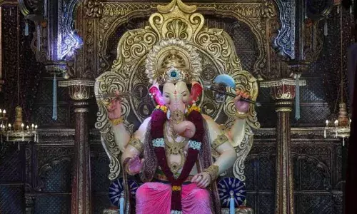 Ganesh Chaturthi: లాల్బాగ్చా రాజా గణేష్ కు రూ.1కోటి విరాళం Ganesh Chaturthi: లాల్బాగ్చా రాజా గణేష్ కు రూ.1కోటి విరాళం