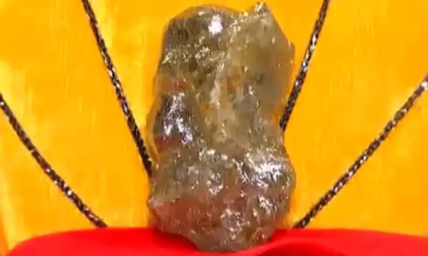 వ్యాపారి ఇంట్లో అరుదైన వజ్రగణపతి.. కోహినూర్ వజ్రం కంటే.. వ్యాపారి ఇంట్లో అరుదైన వజ్రగణపతి.. కోహినూర్ వజ్రం కంటే..