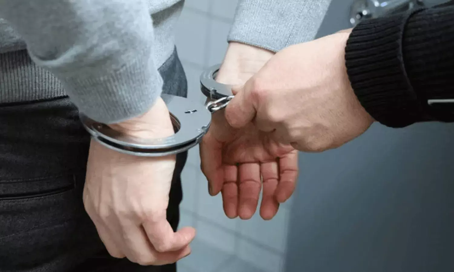 డెలివరీ బాయ్ పేషెంట్‌గా మారి, డాక్టర్‌ని కత్తితో బెదిరించి..