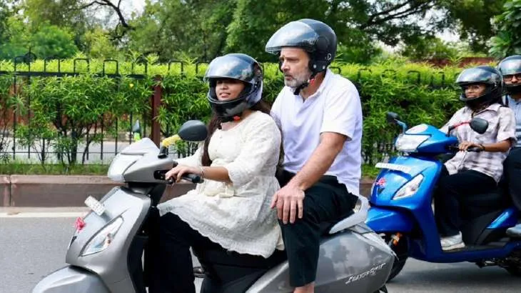 Rahul Gandhi : విద్యార్థిని స్కూటర్పై రాహుల్ గాంధీ పిలియన్ రైడ్ Rahul Gandhi : విద్యార్థిని స్కూటర్పై రాహుల్ గాంధీ పిలియన్ రైడ్