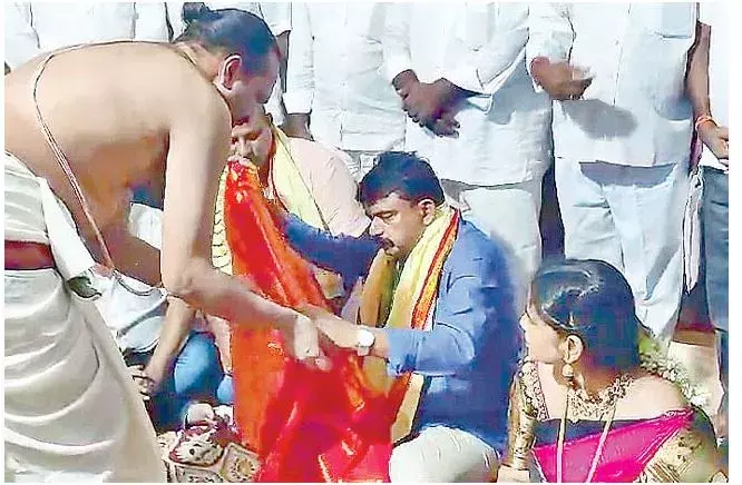 PERNI NANI:  పేర్ని నాని వింత ప్రవర్తన