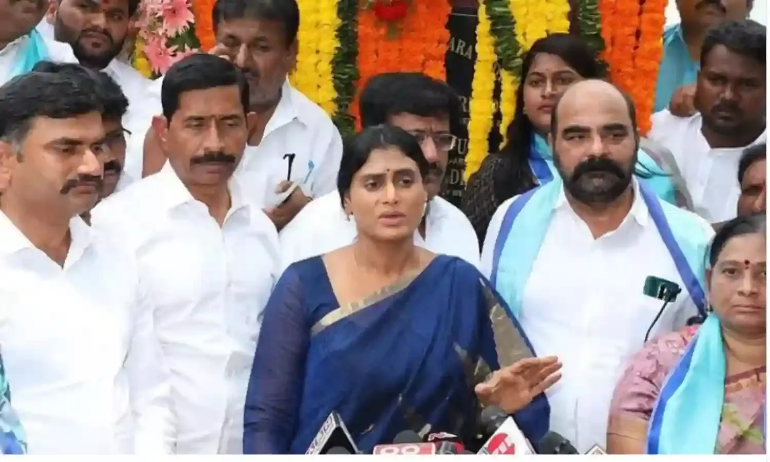 YSRTP: ఈనెల 30లోపు పార్టీ విలీనంపై నిర్ణయం: షర్మిల YSRTP: ఈనెల 30లోపు పార్టీ విలీనంపై నిర్ణయం: షర్మిల