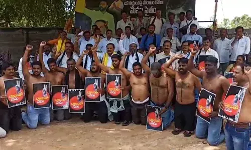 PROTESTS: అరగుండుతో నిరసనలు.. అర్ధనగ్న ప్రదర్శనలు