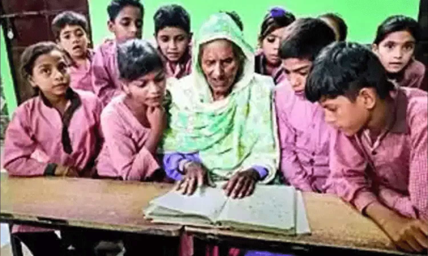 92 ఏళ్ల వయసులో నెరవేరిన కల.. బడికి వెళ్లి పాఠాలు చదువుతూ..