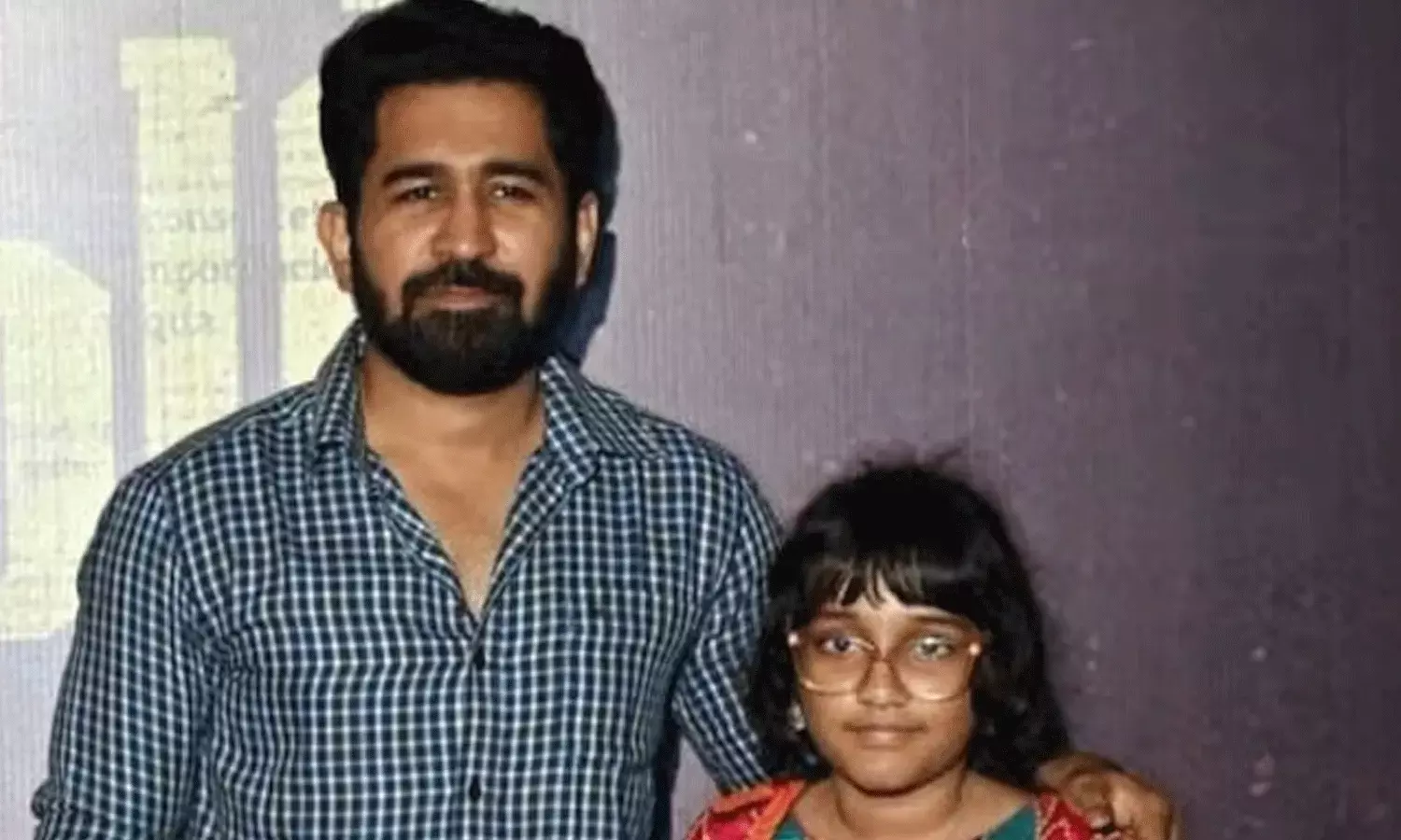 బాధను దిగమింగుకుని బయటకు వచ్చి.. రథం ప్రమోషన్లలో పాల్గొన్న విజయ్ బాధను దిగమింగుకుని బయటకు వచ్చి.. రథం ప్రమోషన్లలో పాల్గొన్న విజయ్