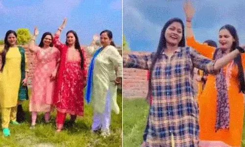 పాఠశాలలో ఇన్స్టా రీల్స్ చేస్తున్న టీచర్లు.. విద్యార్థులను లైకులు కొట్టమని ఒత్తిడి పాఠశాలలో ఇన్స్టా రీల్స్ చేస్తున్న టీచర్లు.. విద్యార్థులను లైకులు కొట్టమని ఒత్తిడి