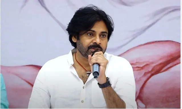 PAWAN: పవన్కు పోలీసుల నోటీసులు PAWAN: పవన్కు పోలీసుల నోటీసులు