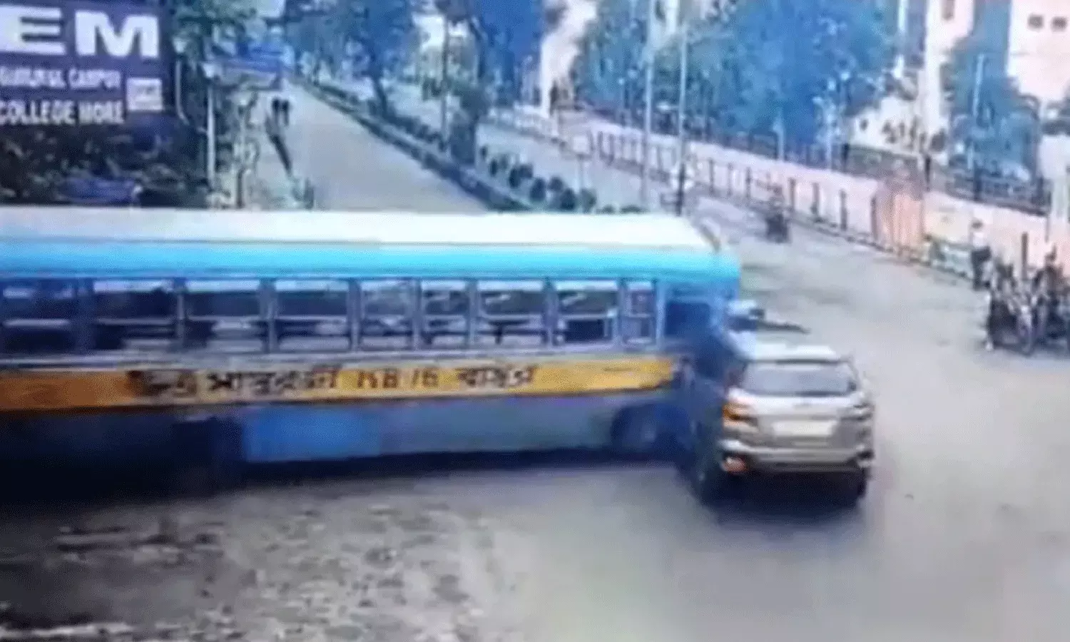 వీడియో వైరల్.. బస్సు అదుపుతప్పి కారును ఢీకొట్టి..