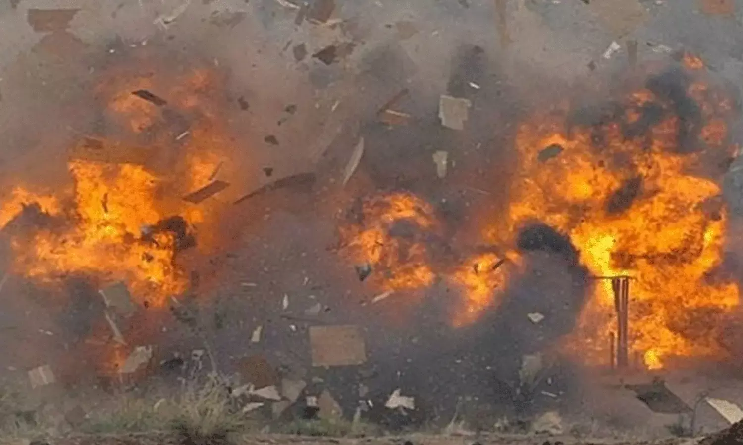 బాణాసంచా ఫ్యాక్టరీలో పేలుడు.. నలుగురు మృతి బాణాసంచా ఫ్యాక్టరీలో పేలుడు.. నలుగురు మృతి