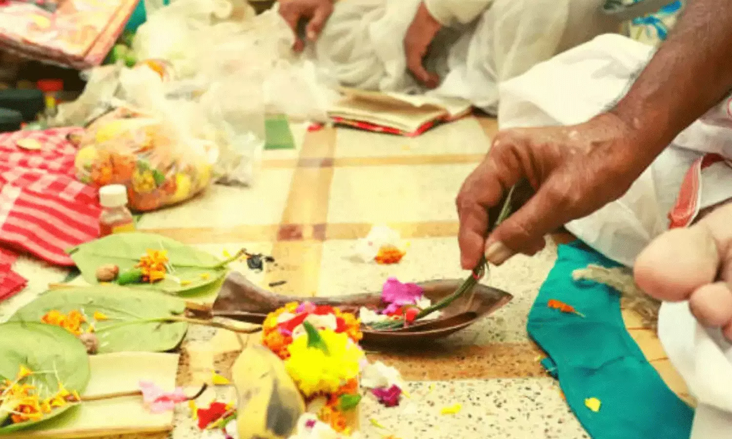 పూర్వీకుల ఆత్మకు శాంతికలగాలంటే.. పితృపక్షంలో తులసి పరిహారం పూర్వీకుల ఆత్మకు శాంతికలగాలంటే.. పితృపక్షంలో తులసి పరిహారం