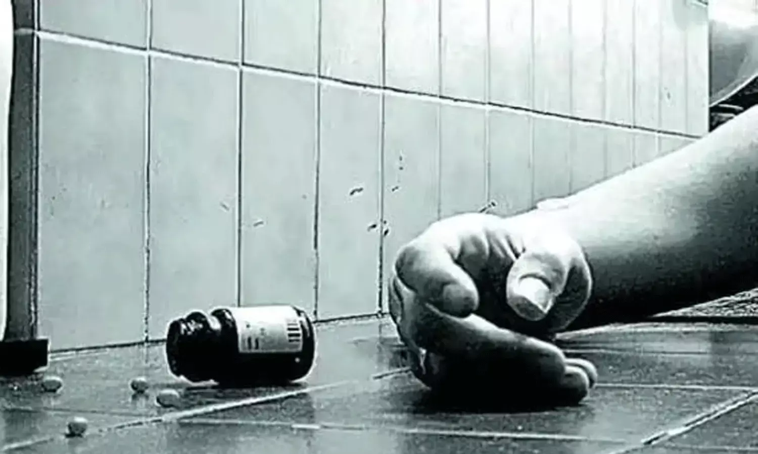 పదవతరగతి విద్యార్థి.. 15 హైపర్‌టెన్షన్ మాత్రలు తీసుకుని..