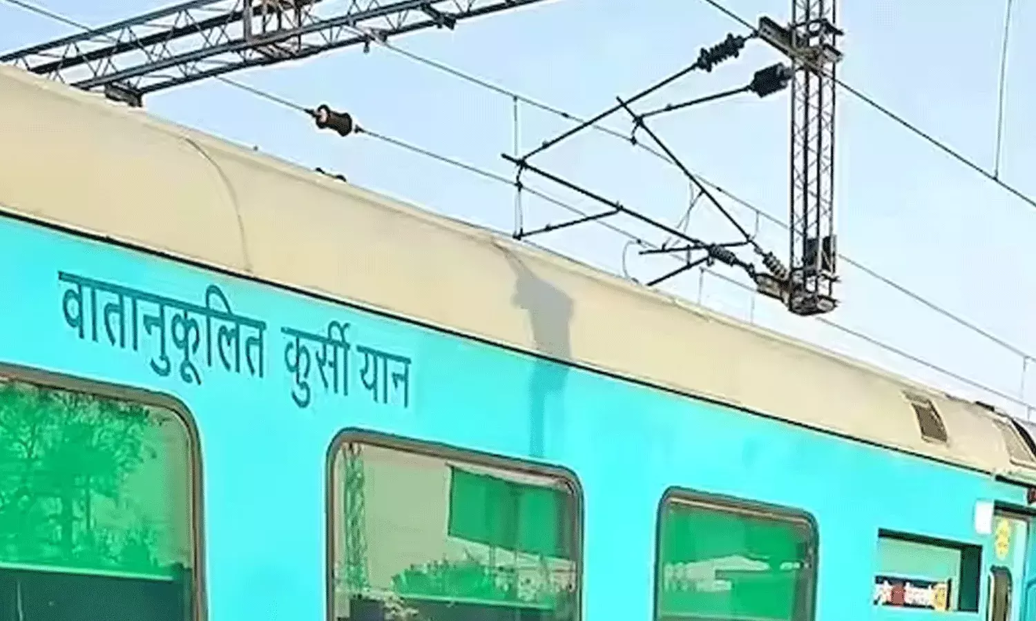 మద్యం మత్తులో ట్రైన్ ఎక్కిన యువకుడు.. సీనియర్ సిటిజన్లపై మూత్ర విసర్జన