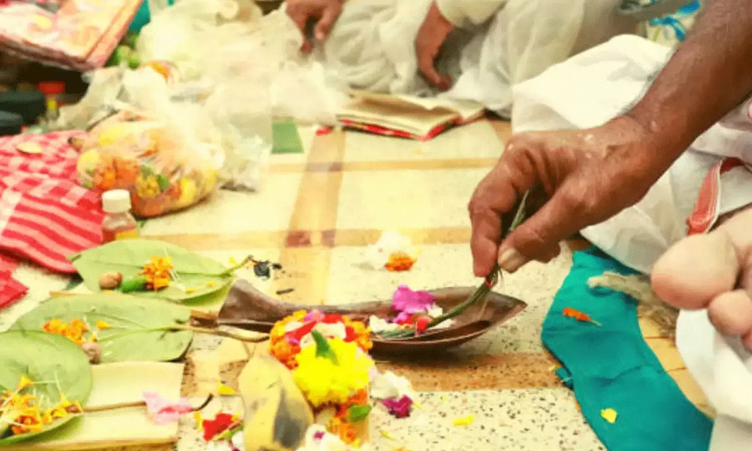 పూర్వీకుల ఆత్మకు శాంతికలగాలంటే.. పితృపక్షంలో తులసి పరిహారం