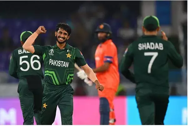 WORLD CUP: ప్రపంచకప్లో పాక్ బోణీ WORLD CUP: ప్రపంచకప్లో పాక్ బోణీ