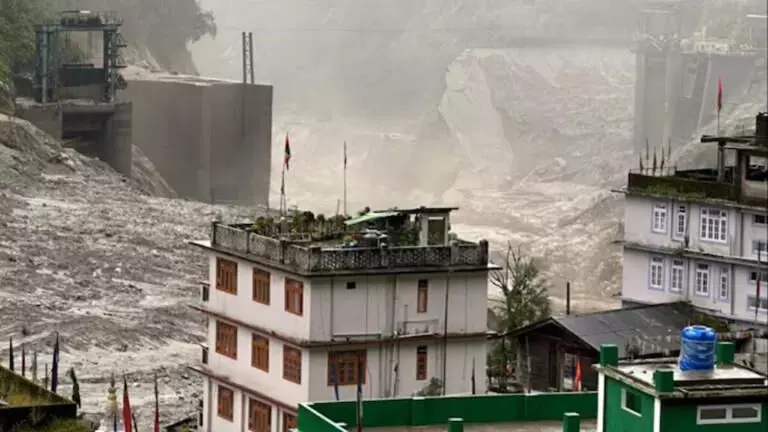 Sikkim Floods: ఇంకా వరద గుప్పిట్లోనే... Sikkim Floods: ఇంకా వరద గుప్పిట్లోనే...
