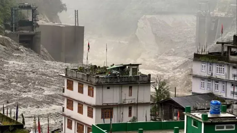 Sikkim Floods:  ఇంకా వరద గుప్పిట్లోనే... Sikkim Floods:  ఇంకా వరద గుప్పిట్లోనే...