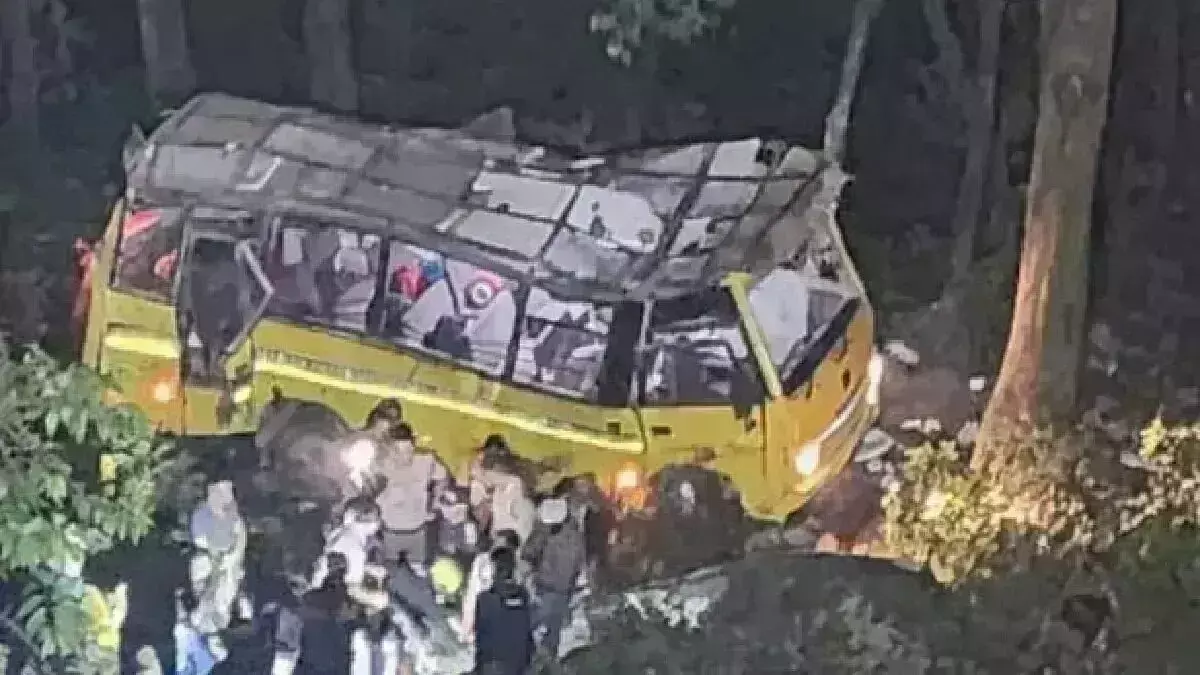 Uttarakhand : నైనిటాల్లో లోయలో పడిన బస్సు Uttarakhand : నైనిటాల్లో లోయలో పడిన బస్సు
