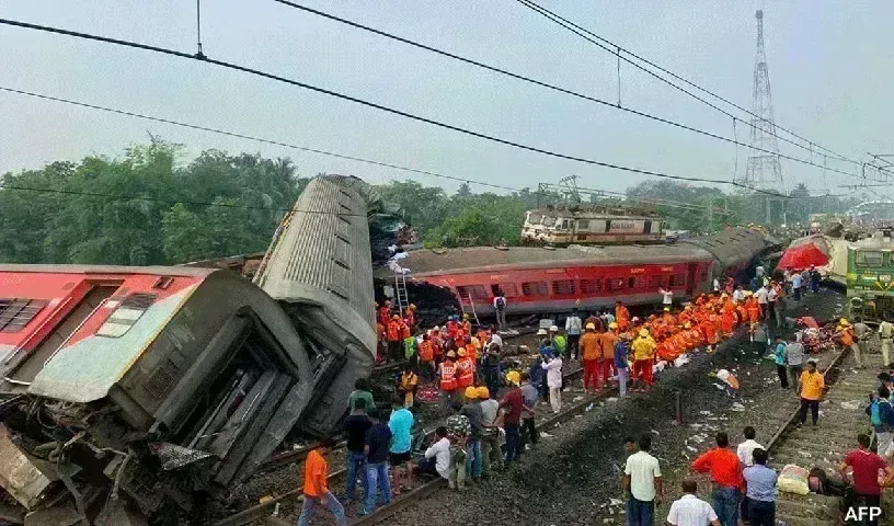 Odisha train accident: 28 శవాలకు ఒకేసారి అంత్యక్రియలు Odisha train accident: 28 శవాలకు ఒకేసారి అంత్యక్రియలు