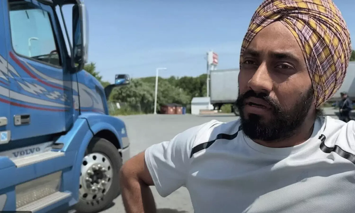 ఉద్యోగాల్లేవ్.. కెనడాలో క్యాబ్ డ్రైవర్లుగా మారుతున్న భారతీయులు