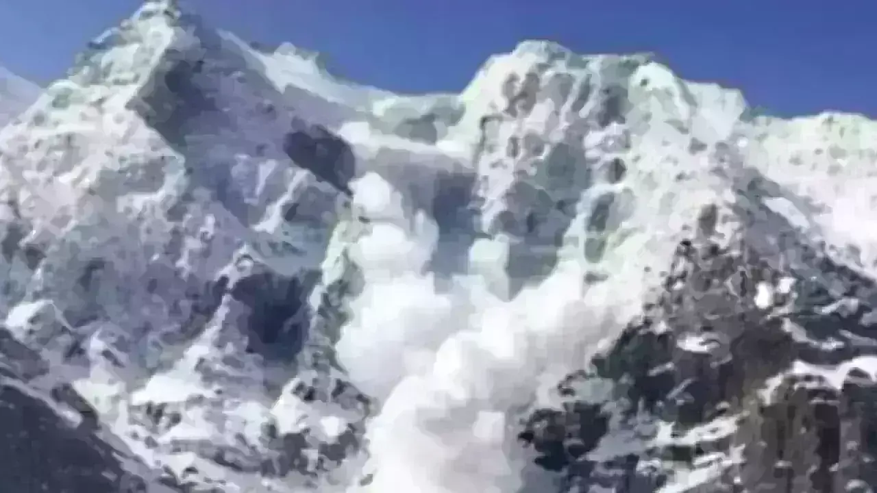 Ladakh : లడఖ్లో హిమపాతం…సైనికుడి మృతి , నలుగురు గల్లంతు Ladakh : లడఖ్లో హిమపాతం…సైనికుడి మృతి , నలుగురు గల్లంతు