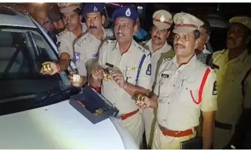 TS ELECTONS: అలా కోడ్‌ కూసింది.. ఇలా డబ్బు దొరికింది