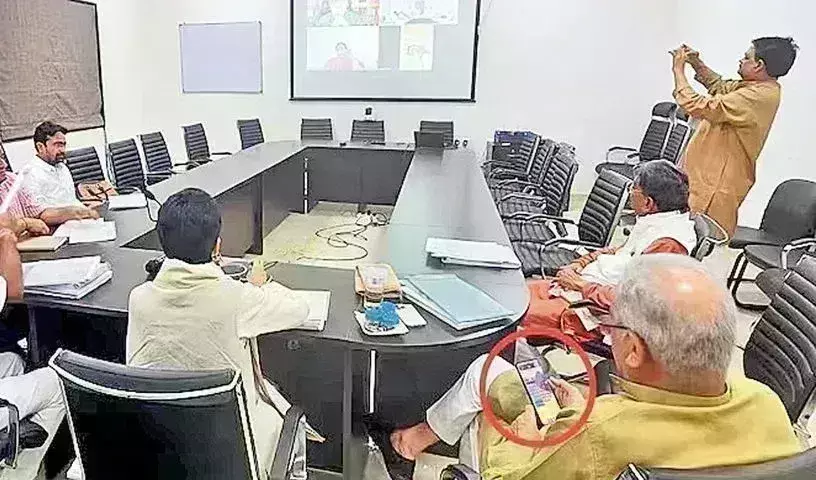 Bhupesh Baghel: పార్టీ కీలక సమావేశంలో గేమ్ ఆడిన ఛత్తీస్గఢ్ సీఎం Bhupesh Baghel: పార్టీ కీలక సమావేశంలో గేమ్ ఆడిన ఛత్తీస్గఢ్ సీఎం